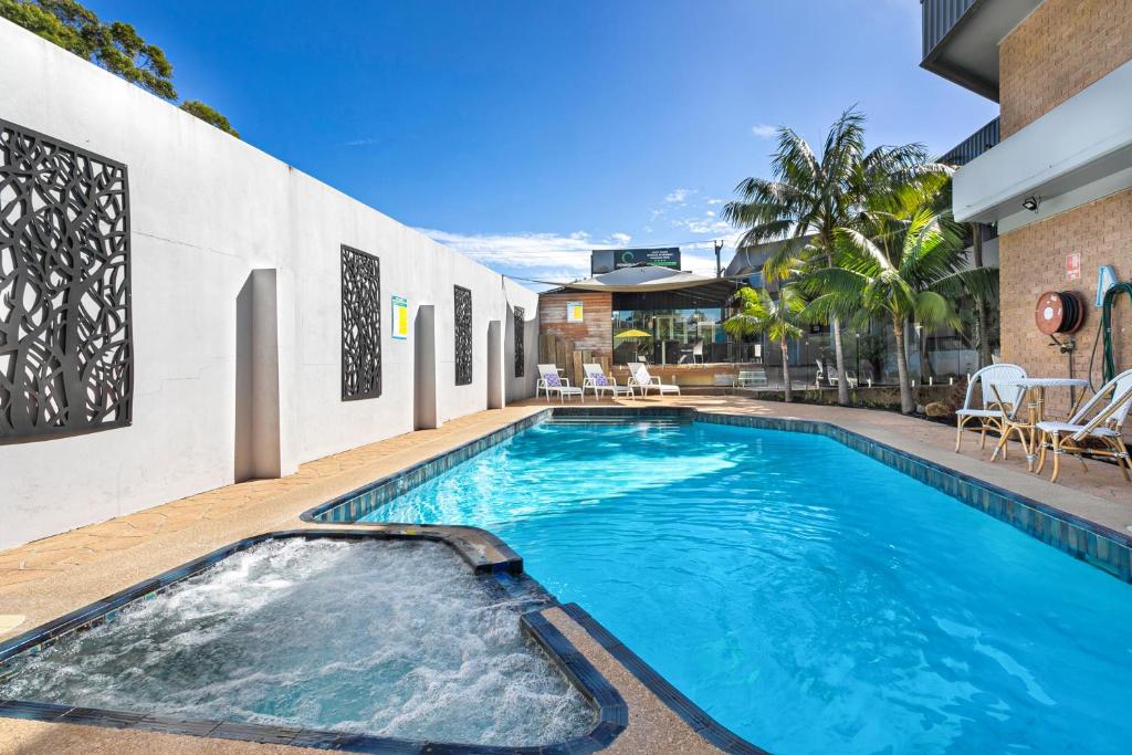 A piscina localizada em Peninsula Nelson Bay Motel and Serviced Apartments ou nos arredores