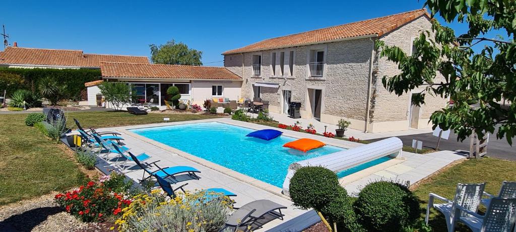 Piscina de la sau aproape de Gîte La Gloriette 4 à 6 personnes proche Futuroscope