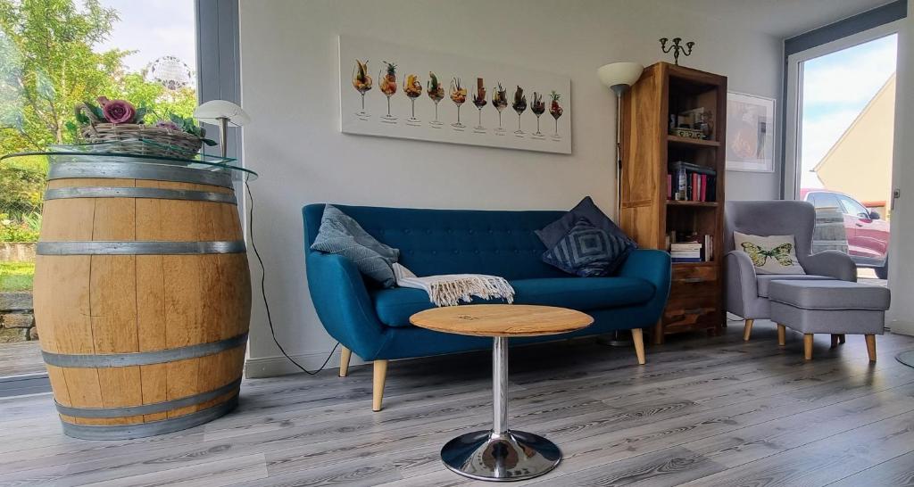 un soggiorno con divano blu e tavolo di Ferienwohnung im Paradiesgarten a Deidesheim