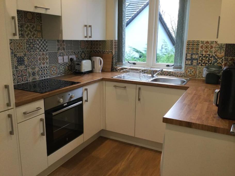 A cozinha ou cozinha compacta de ChurstonBnB, private flat within family home, Bolton