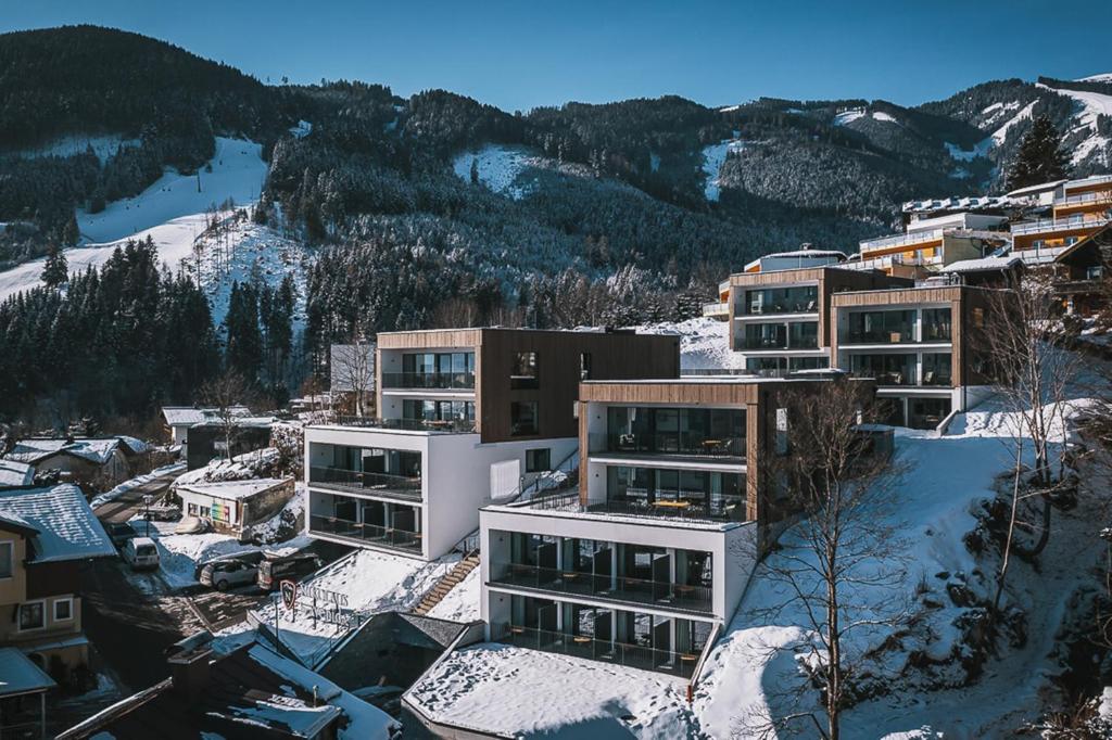 Blick auf eine Stadt mit schneebedeckten Gebäuden in der Unterkunft Nikolaus by AvenidA Panoramic Wellness Suites in Zell am See