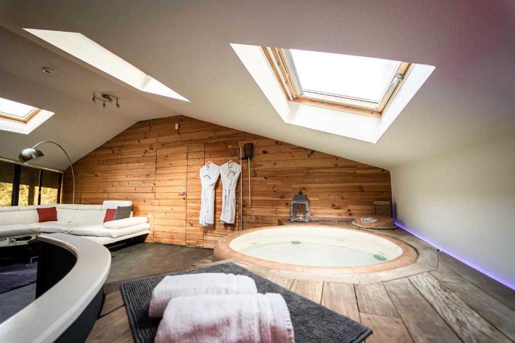 Um banheiro em Le Lov't - Suite avec jacuzzi