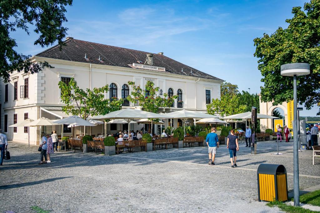 Asiakkaita majoituspaikassa MÖRWALD Grafenegg Hotel