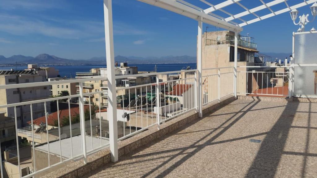 Balcony o terrace sa Eleni Penthouse Loutraki