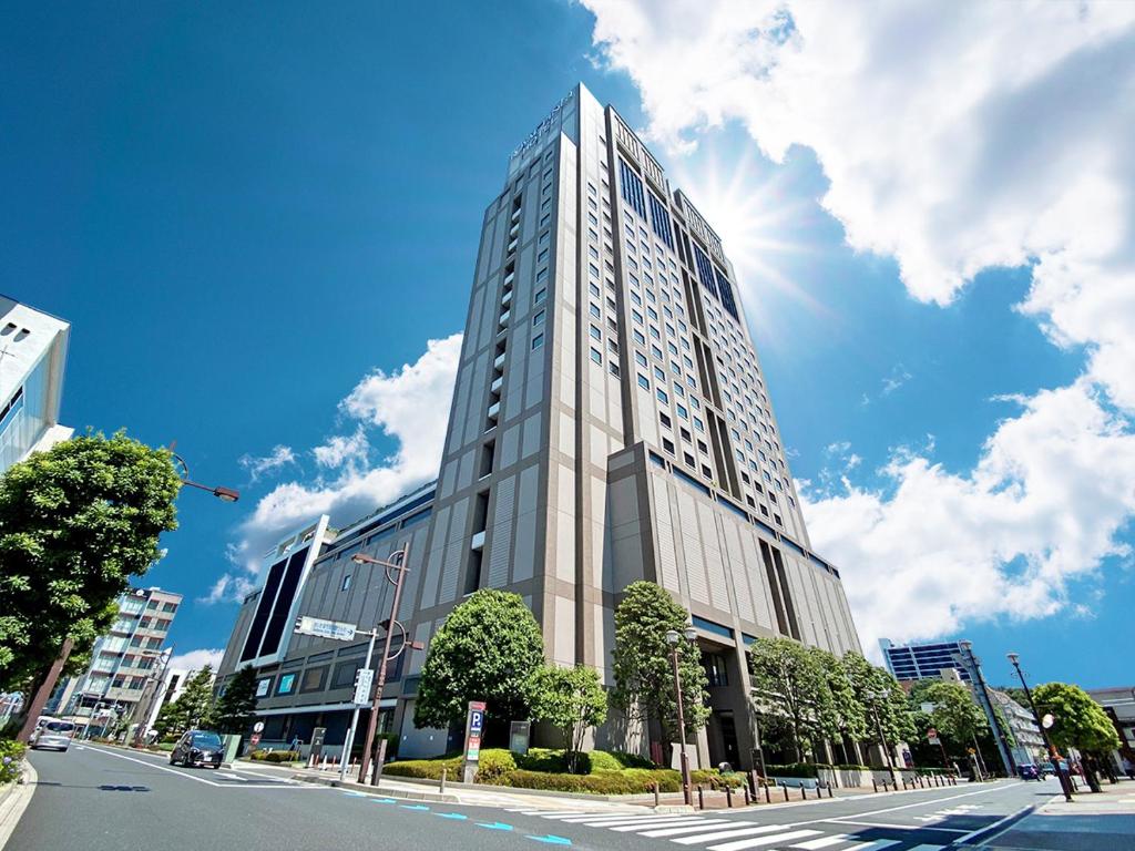 wysoki budynek po stronie ulicy w obiekcie Royal Pines Hotel Urawa w mieście Saitama