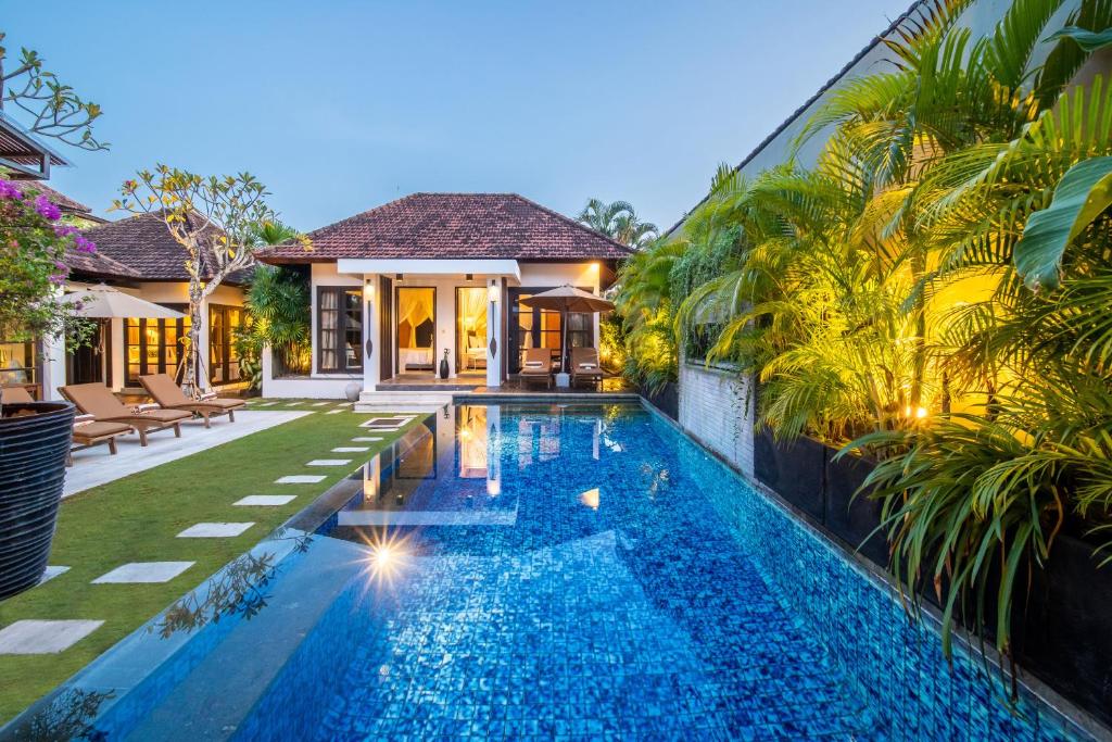 Bazen u objektu Lotus Luxury Villa Seminyak ili u blizini