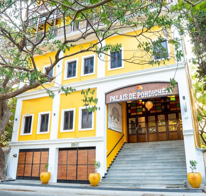 Fasaden eller entrén till Palais de Pondichéry