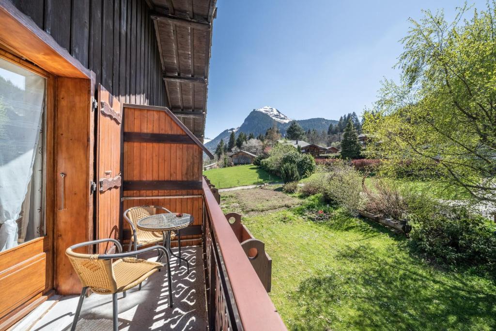 balcone con tavolo, sedie e vista di Apt Chénives 2 - Morzine a Morzine