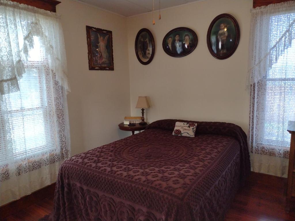 Katil atau katil-katil dalam bilik di Quiet full-size bed close to town 420 friendly