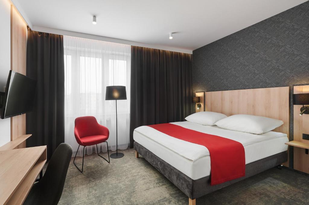 Best Western Plus Hotel Rzeszow City Center tesisinde bir odada yatak veya yataklar