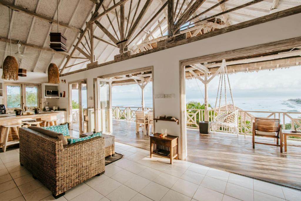 uma cozinha e sala de estar com vista para o oceano em Villa Lanie Lembongan em Nusa Lembongan