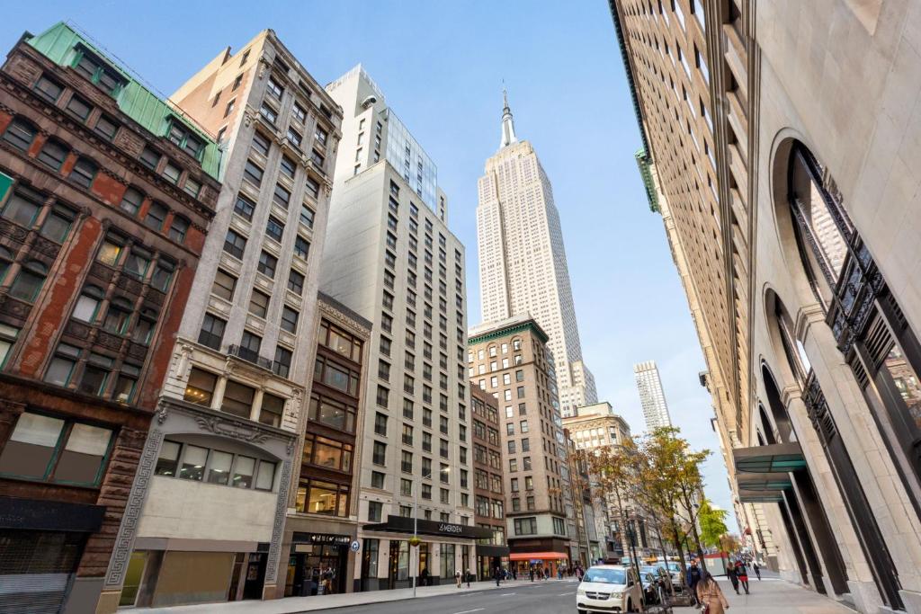 een straat met hoge gebouwen in een stad bij Le Méridien New York, Fifth Avenue in New York