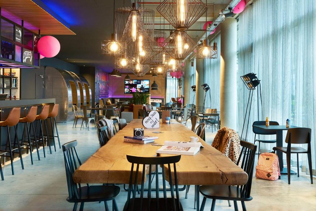 Restoran või mõni muu söögikoht majutusasutuses Moxy Paris Charles de Gaulle Airport