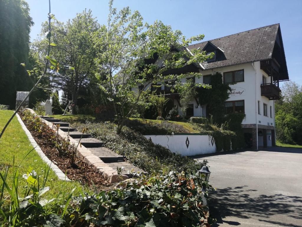 A garden outside Pension Arkadenhof