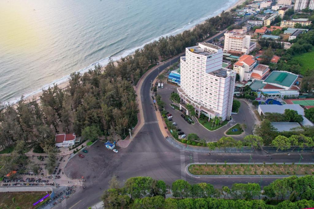 ファンティエットにあるTTC Hotel Phan Thietの海辺の建物の空中