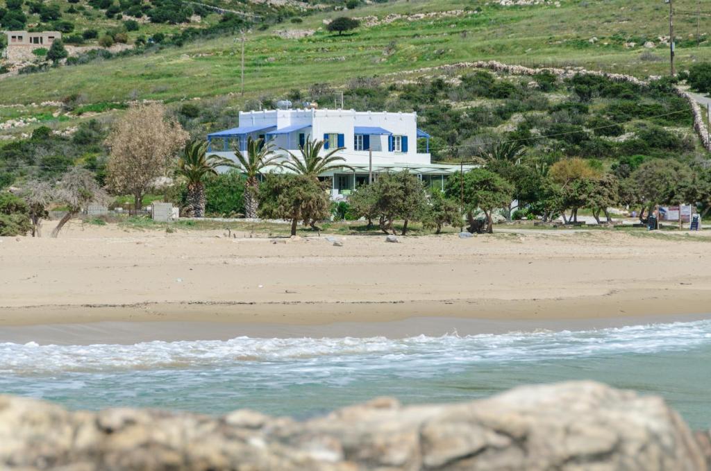 une maison bleue sur une plage avec l'océan dans l'établissement Psili Ammos Studios, à Plage d'Aliko