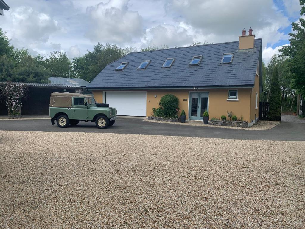 un camion verde parcheggiato di fronte a una casa di The Mews a Newbridge