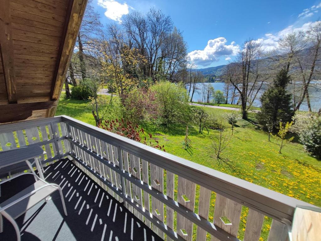 um alpendre com um banco e vista para um lago em Lake House Sebanc em Bled