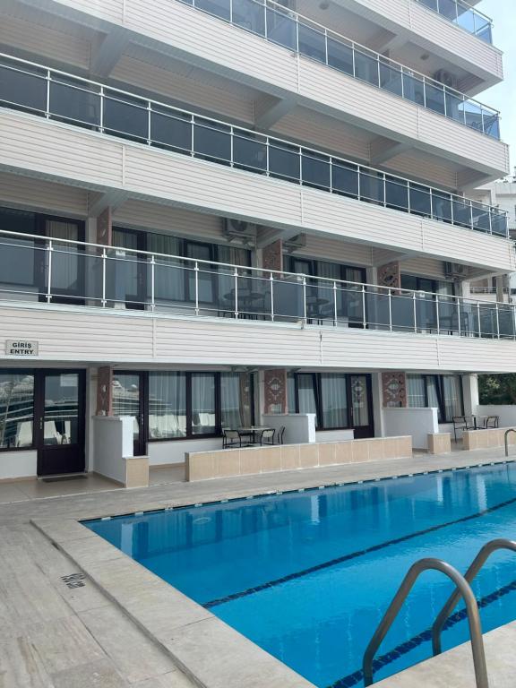 uma piscina em frente a um edifício em Hotel Stella em Kusadası