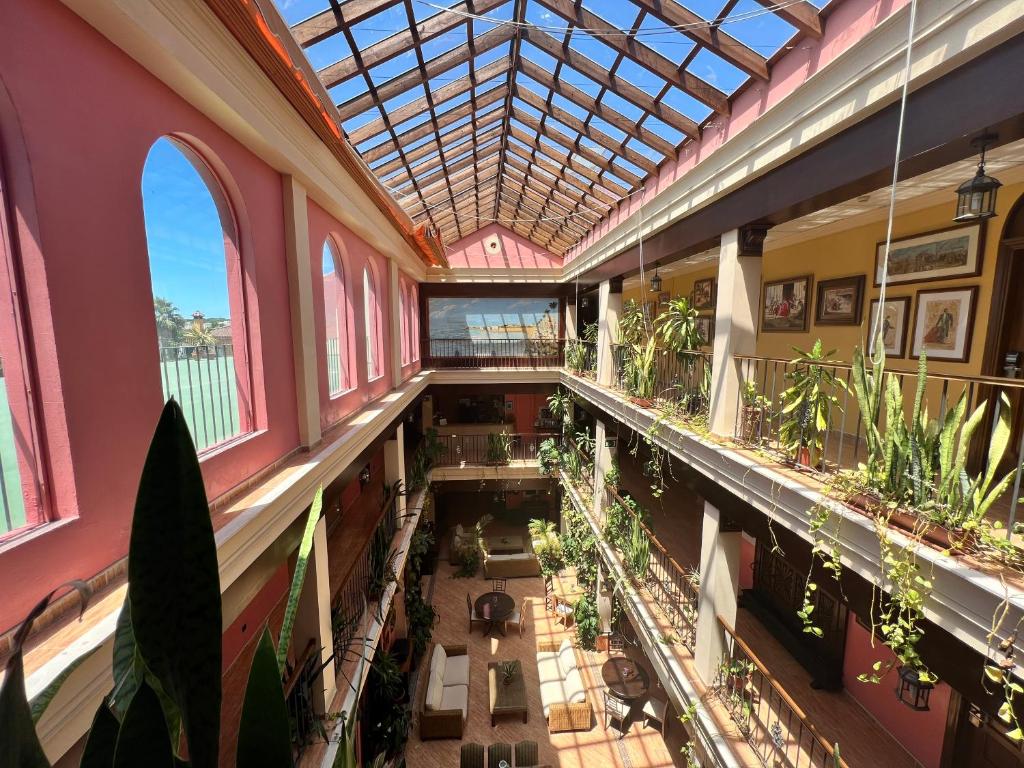 una vista sul soffitto di un edificio con soffitto in vetro di Hotel Pinomar a El Puerto de Santa María