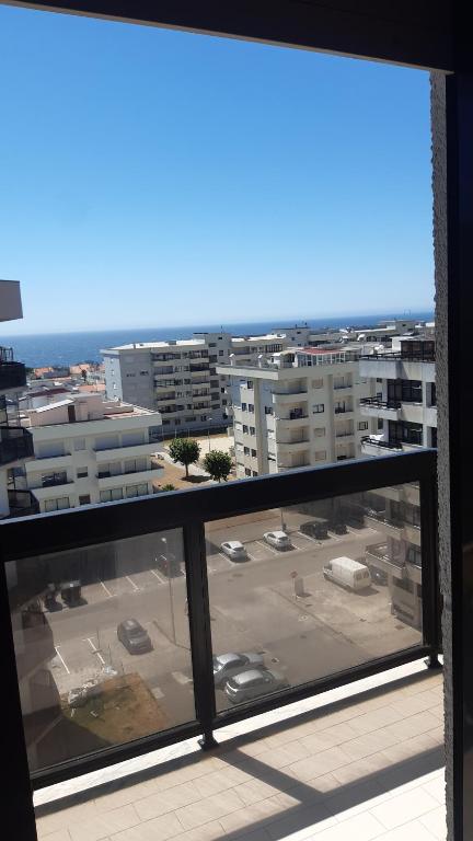 - une vue sur le parking depuis la fenêtre dans l'établissement Amorosa Beach Sun And Sea, à Viana do Castelo