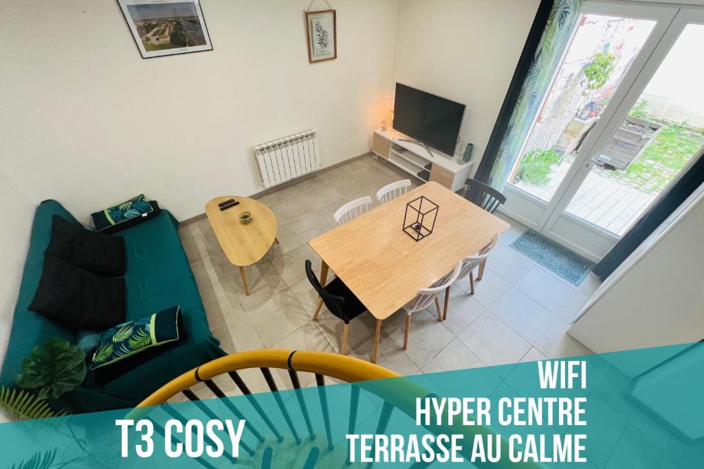 Televízia a/alebo spoločenská miestnosť v ubytovaní T3 COSY MAISON DE VILLE TERRASSE AU CALME