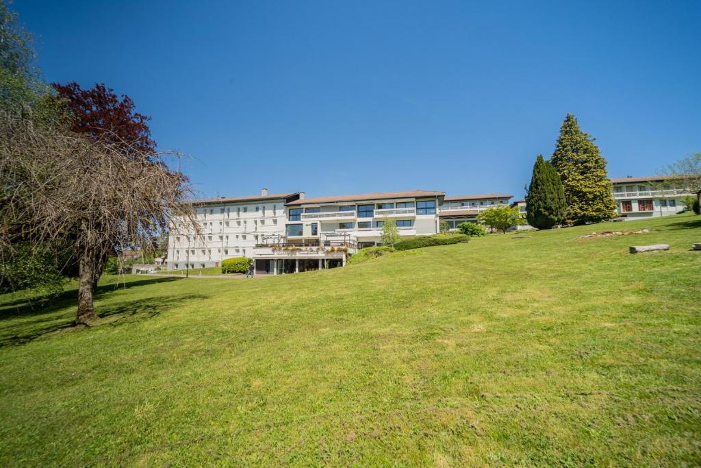 ein großes Grasfeld vor einem Gebäude in der Unterkunft Centre Jean XXIII in Annecy