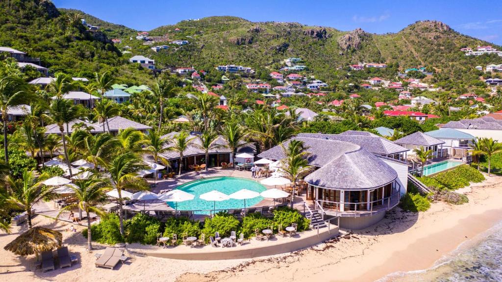 een luchtzicht op het resort en het strand bij Hotel Manapany in Gustavia