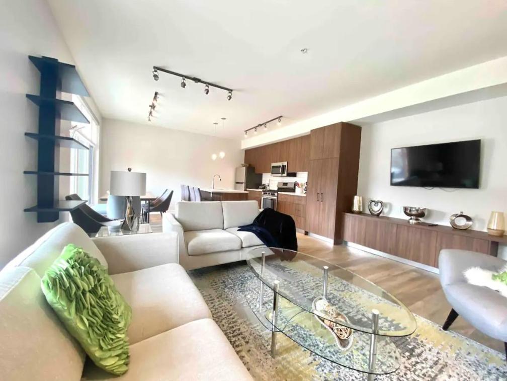 TV i/ili zabavni centar u objektu Brand New 3-Bedroom Condo in the Heart of Sidney