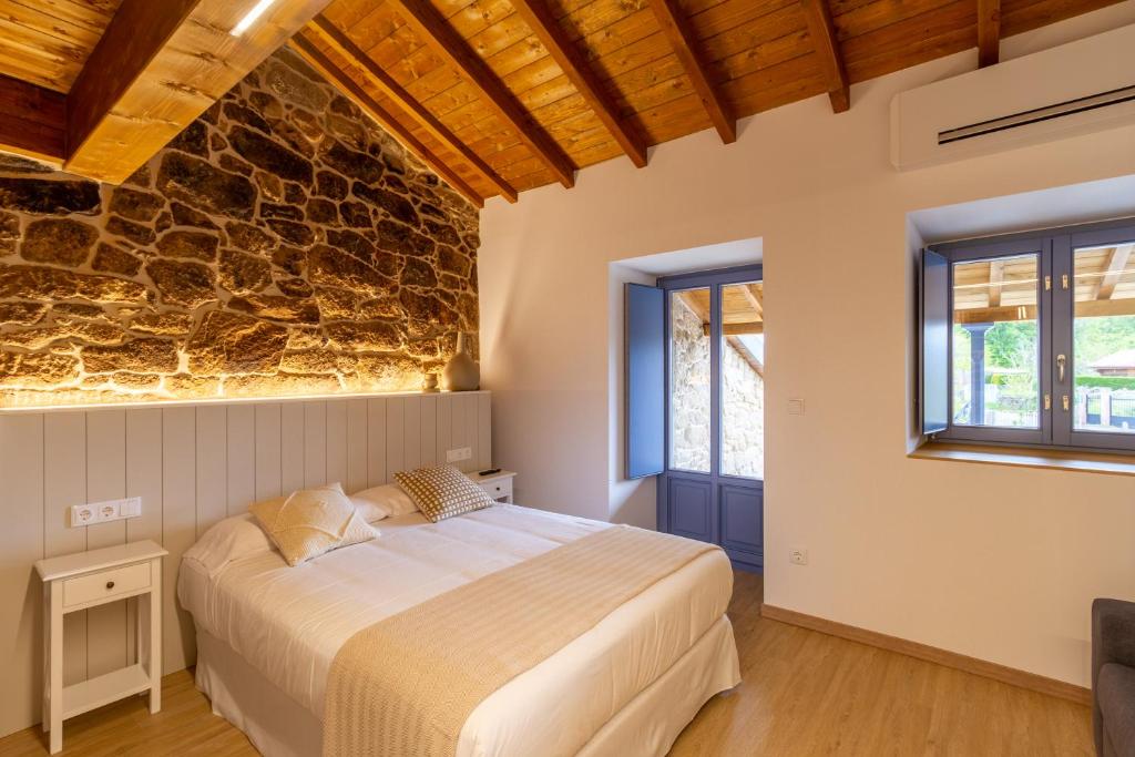 Tempat tidur dalam kamar di Alojamiento Turístico Caxide Parada de Sil Ribeira Sacra