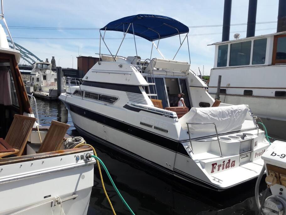 un bateau blanc est amarré à un quai dans l'établissement Yacht Stay Providence Marina, à Providence