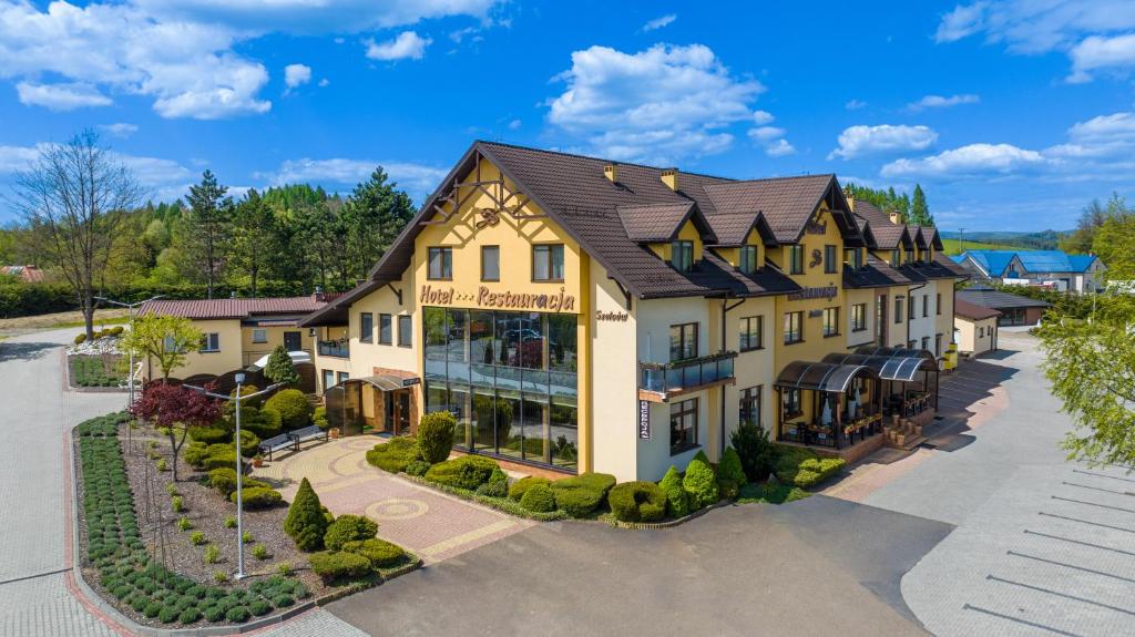 eine Luftansicht des Gasthofs im Park in der Unterkunft Hotel Szelców in Lesko