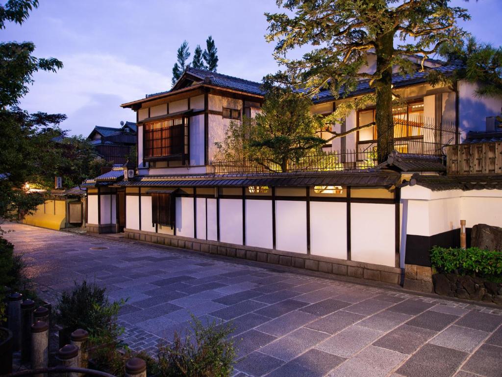 vista esterna di una casa di HOTEL VMG RESORT KYOTO a Kyoto