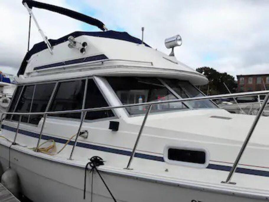 Gambar di galeri bagi Waterfront 32' Bayliner Yacht di Providence