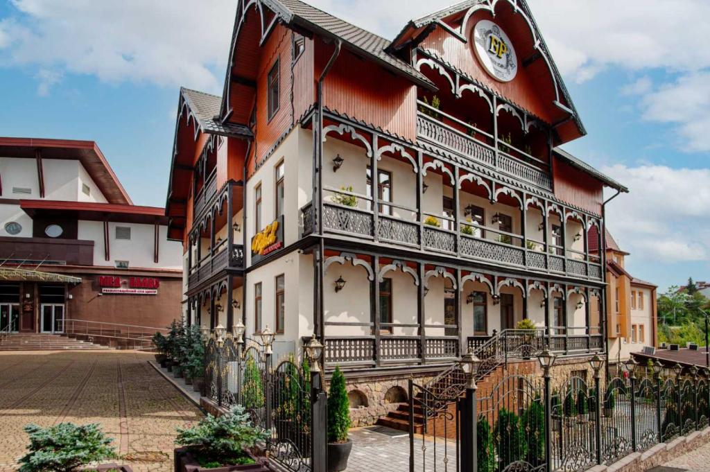 un edificio con un reloj al costado. en Hotel Boutique Refael, en Truskavets