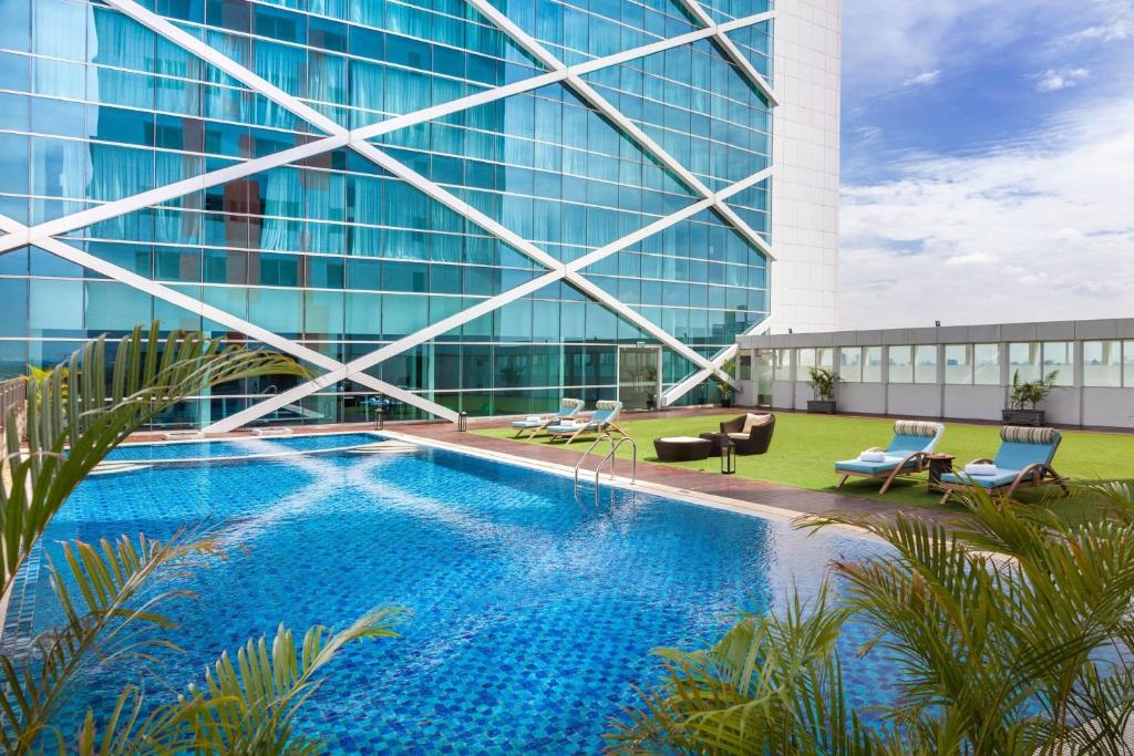 une piscine en face d'un bâtiment dans l'établissement Fairfield by Marriott Surabaya, à Surabaya