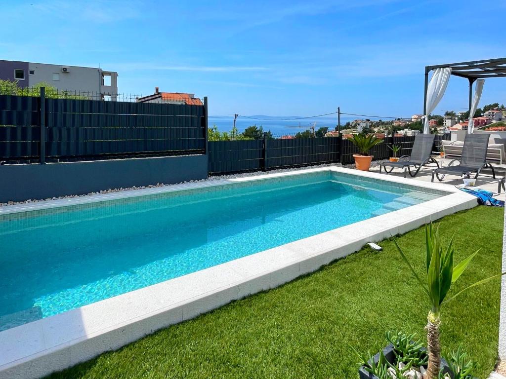 une piscine sur le toit d'une maison dans l'établissement Villa Fortuna, à Podstrana