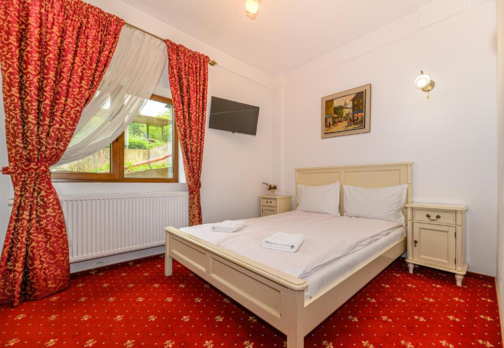 - une chambre avec un lit et une fenêtre dans l'établissement Panoramic Center Rooms, à Braşov