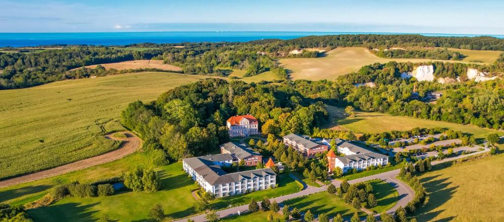 una vista aérea de una casa grande en un campo en Precise Resort Rügen & SPLASH Erlebniswelt, en Sagard