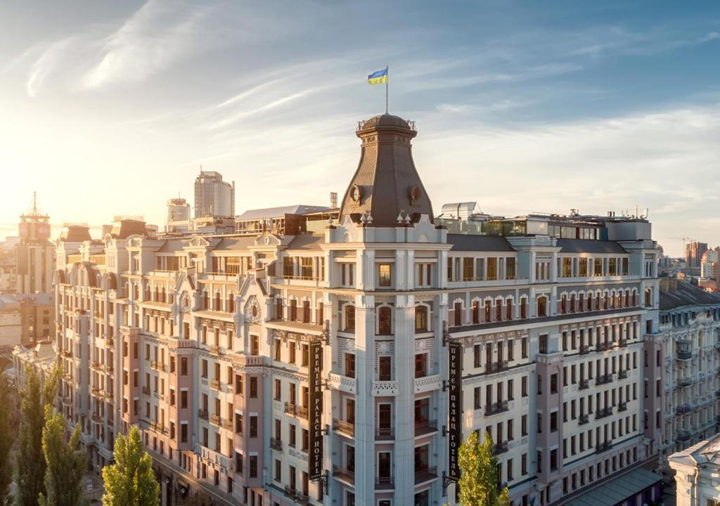 Premier Palace Hotel Kyiv في كييف: مبنى عليه برج