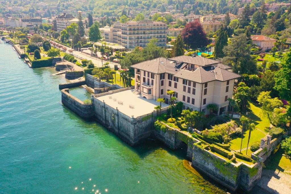 una vista aérea de una casa junto al agua en Wonderful Stresa apartment, en Stresa