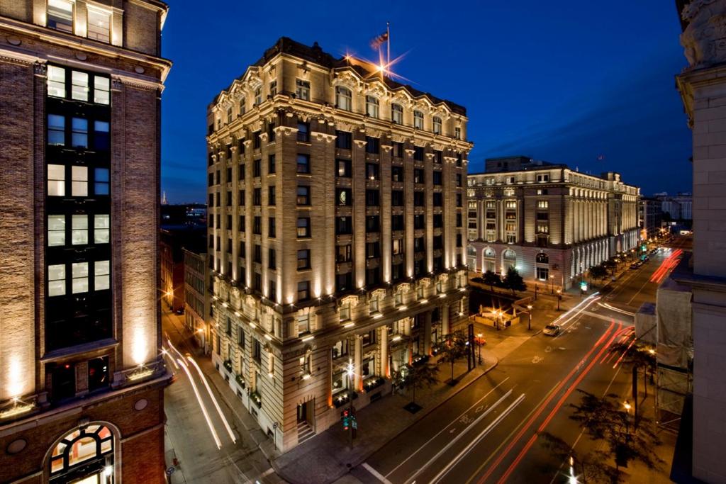 Un palazzo alto in una strada di città di notte di Hotel St Paul, Montreal, a Member of Design Hotels a Montréal