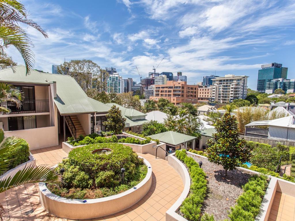 een luchtzicht op een gebouw met een stad op de achtergrond bij Spring Hill Mews Apartments in Brisbane