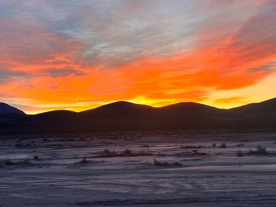 un tramonto nel deserto con montagne sullo sfondo di Death Valley/PrairieFire 3bd/2ba Home w/ Kitchen a Pahrump