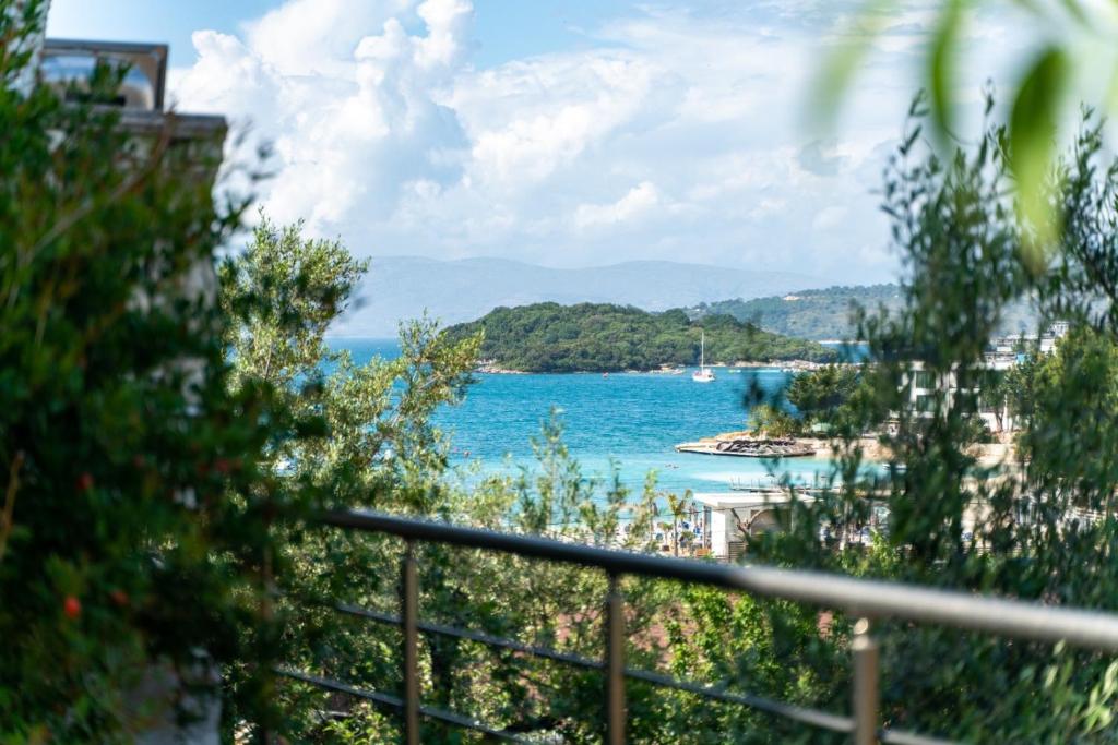 d'un balcon offrant une vue sur une étendue d'eau. dans l'établissement Xhorxhi villa, à Ksamil