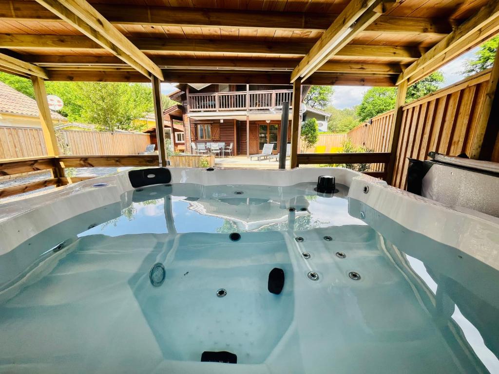 Photo de la galerie de l'établissement Chalet domaine forge 6-8pers jacuzzi terrasse plancha proche commerces, à La Teste-de-Buch