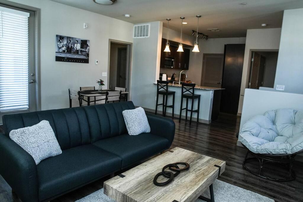 Un lugar para sentarse en Beautiful TownHome With Garage in Las Vegas