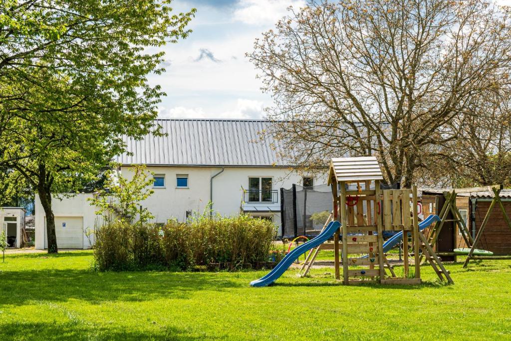 Leiksvæði fyrir börn á Eifel-Apartments Orsfeld