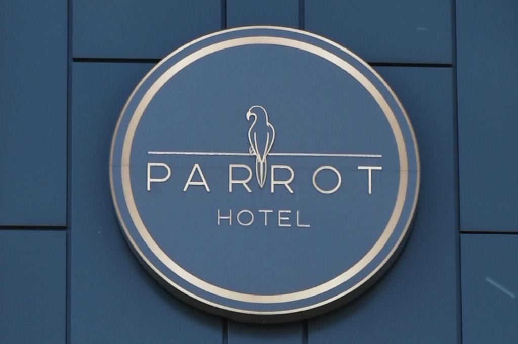 Hotel Parrot 면허증, 상장, 서명, 기타 문서