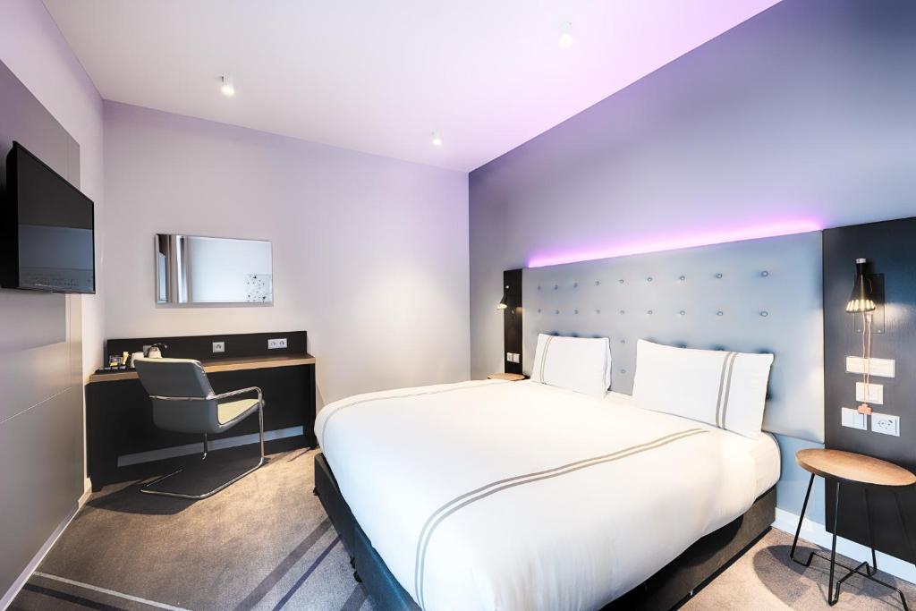 Ліжко або ліжка в номері Premier Inn Regensburg City Centre